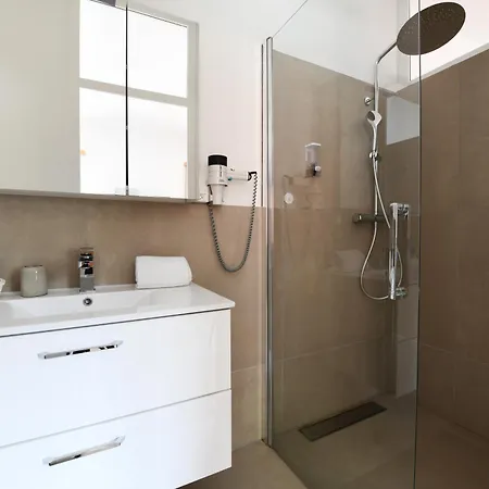 7 24 H Check-in E Parking 3*