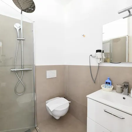 7 24 H Check-in E Parking لوزون