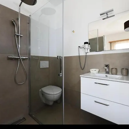 Hotel 7 24 H Check-in E Parking Losone