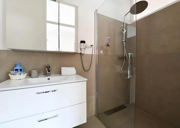 7 24 H Check-in E Parking 3*