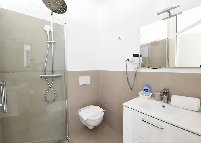 7 24 H Check-in E Parking Лозон