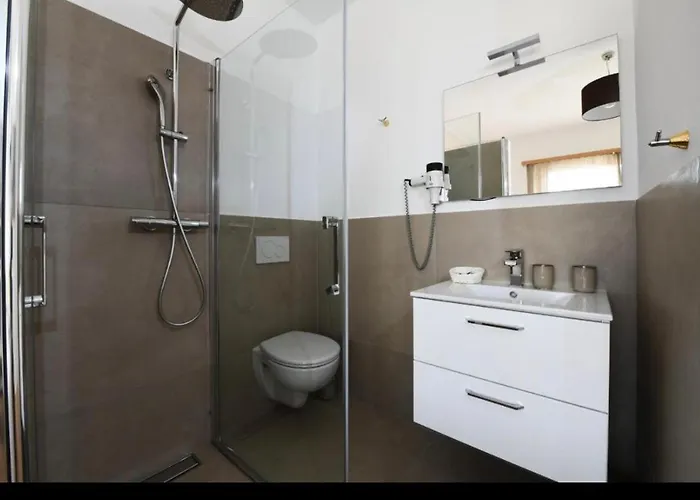 Отель 7 24 H Check-in E Parking Лозон